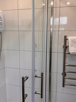 Douche, serviettes fournies, savon, shampoing