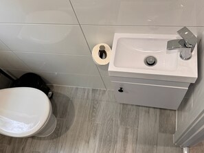 Shower, towels, soap, shampoo - Letzi private en-suite, Near Heathrow Airport T3  (Hayes)