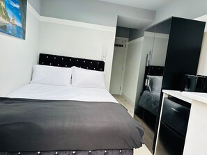 1 bedroom, desk, iron/ironing board, WiFi