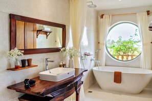 Shower, hair dryer, bidet, towels - Rustic Charm House 5BRs & 7’ to An Bang Beach (phố Hội An)