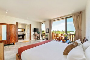 5 slaapkamers, een bureau, een strijkplank/strijkijzer, reisbedje