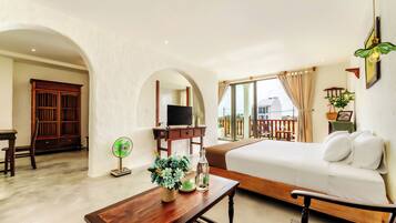 5 bedrooms, desk, iron/ironing board, travel cot