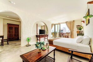 5 bedrooms, desk, iron/ironing board, travel crib