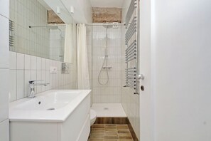 Chuveiro, secador de cabelo, toalhas de banho 