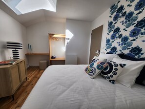 1 bedroom, iron/ironing board, WiFi, bed sheets - Chambre Raoul Dufy (Laval)