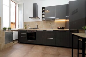 Uuni, liesi, astianpesukone, keittoastiat/astiat/ruokailuvälineet