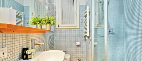 Dusche, Haartrockner, Bidet, Handtücher