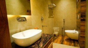 Een douche, handdoeken, zeep, shampoo