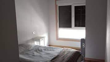 2 bedrooms, iron/ironing board, bed sheets
