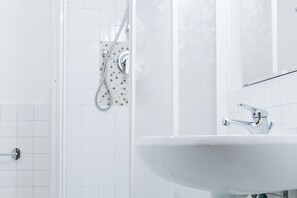 Dusj, hårføner og håndklær