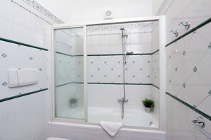Shower, hair dryer, bidet, towels - Cozy Oppio - One Bedroom Apartment, Sleeps 4 (Rome)