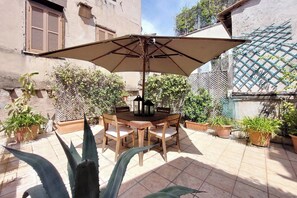 Outdoor dining - Ottavia Terrace - One Bedroom Apartment, Sleeps 4 (Rome)