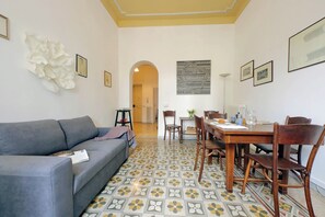 Smart TV - Cozy Merulana - Two Bedroom Apartment, Sleeps 4 (Roma)