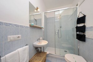 Shower, hair dryer, bidet, towels - Cozy Merulana - Two Bedroom Apartment, Sleeps 4 (Roma)