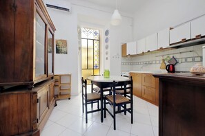 Dining - Cozy Merulana - Two Bedroom Apartment, Sleeps 4 (Roma)