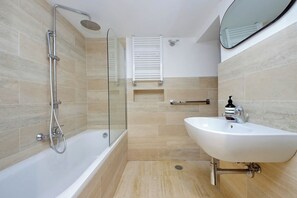 Shower, hair dryer, bidet, towels - On The Steps - Three Bedroom Apartment, Sleeps 5 (Roma)