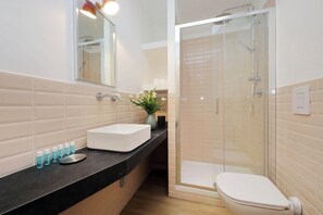 Douche, sèche-cheveux, bidet, serviettes fournies