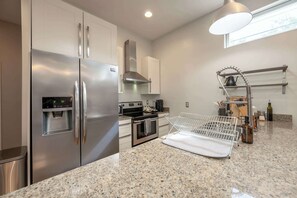 Fridge, microwave, oven, stovetop - The Little Cottage - Backyard - Walk to FSQ (Indianapolis)