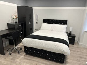 1 bedroom, desk, iron/ironing board, WiFi - Letzi private en-suite, Near Heathrow Airport T3 (Hayes)