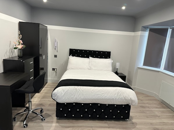 1 bedroom, desk, iron/ironing board, WiFi - Letzi private en-suite, Near Heathrow Airport T3 (Hayes)