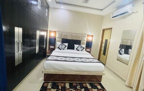 Un dormitorio con cama, armario y espejo.