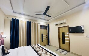 Double Room with Terrace | Soundproofing, free WiFi - The Five Dimension Agra (Agra)