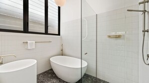 Shower, hair dryer, towels