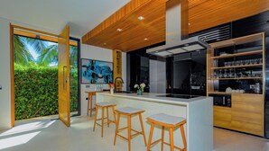 Luxe villa, 4 slaapkamers, uitzicht op zwembad | Privékeuken | Een koelkast met diepvriezer, een microgolfoven, een oven
