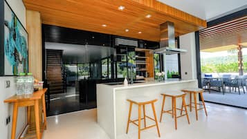 Villa de lujo, 4 habitaciones, vista a la alberca | Cocina privada | Refrigerador con congelador, microondas, horno y tetera eléctrica