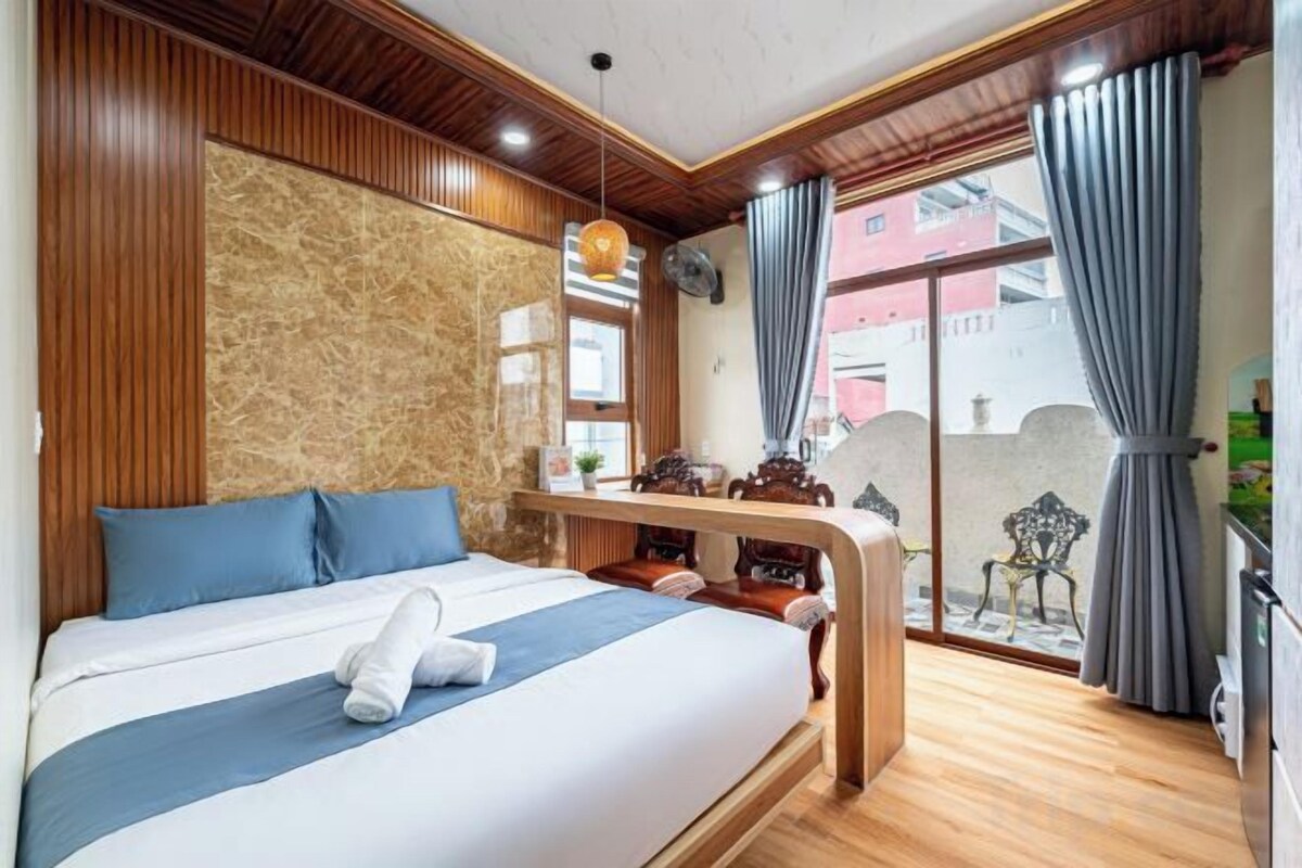 Premium bedding, minibar, soundproofing, iron/ironing board