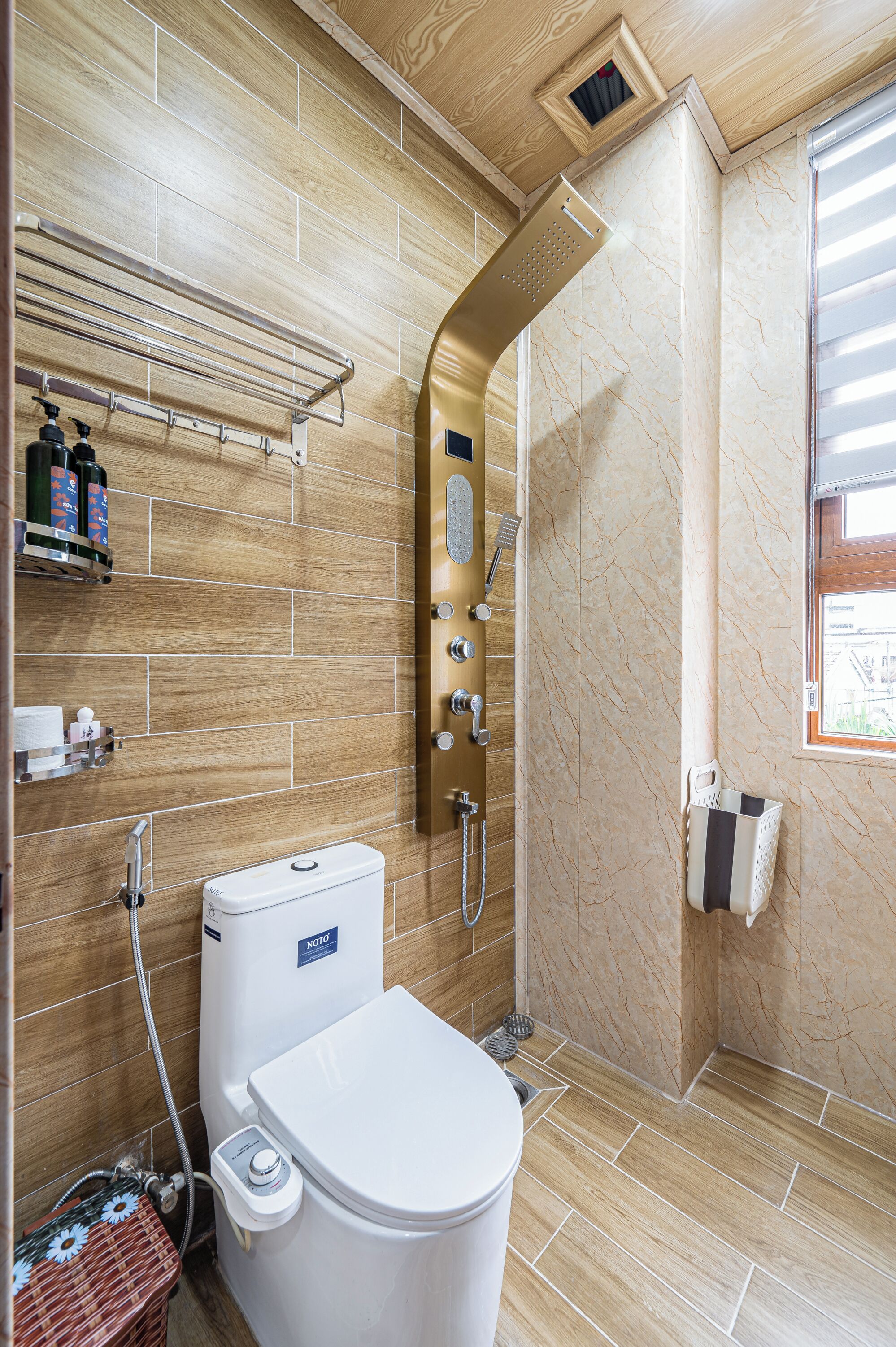 Ein modernes Badezimmer mit Toilette, Dusche und Waschbecken.