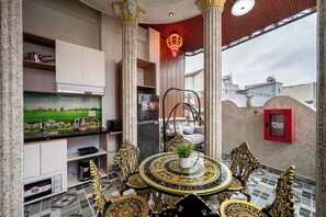 Departamento Deluxe, vista al patio, sobre el agua | Cocina privada | Refrigerador, microondas, arrocera y artículos de limpieza 