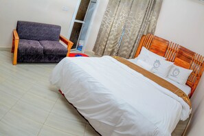 Escritorio, espacio para trabajar con laptop y wifi gratis 