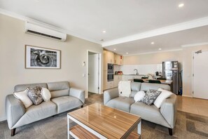 TV - Beautiful Marina View Apartment (Geraldton)