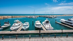 A marina with several boats docked at wooden piers. - Beautiful Marina View Apartment (Geraldton)