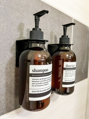 Shower, hair dryer, towels, soap - Modernes Apartment in Diepholz (Diepholz)