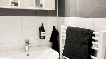 Dusche, Haartrockner, Handtücher, Seife