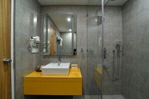 Habitación Confort | Escritorio, sistema de insonorización, tabla de planchar con plancha
