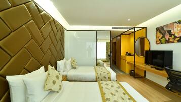 Una habitación de hotel con una cama grande, un escritorio, un televisor y un espejo.