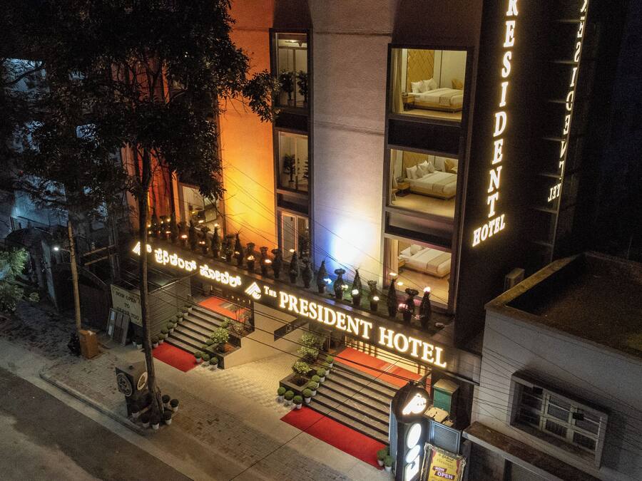 Un hotel con un cartel llamativo que dice "The President Hotel".