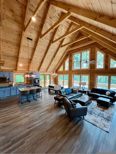 Wintergreen Chesnut Hot-tub Arcade Fireplace