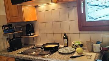 KĂŒhlschrank, Ofen, Herdplatte, Wasserkocher mit Kaffee-/Teezubehör