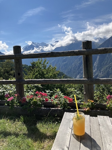 Lonyˋs Wanderlust: Dein Alpines Base Camp im Herzen von St. Niklaus.