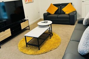 TV - House - Sleeps 8 - Parking - Garden (Peterborough)