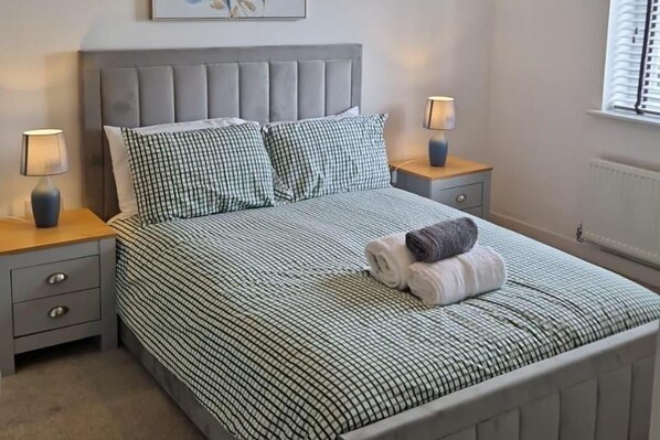 4 bedrooms, iron/ironing board, WiFi (free), bed sheets - House - Sleeps 8 - Parking - Garden (Peterborough)