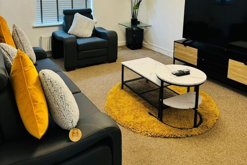 House - Sleeps 8 - Parking - Garden