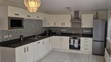 Rumah | Dapur pribadi | Lemari es, microwave, oven, dan kompor