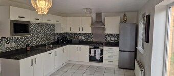 4-bed Charming Pet-friendly House w/ Garden