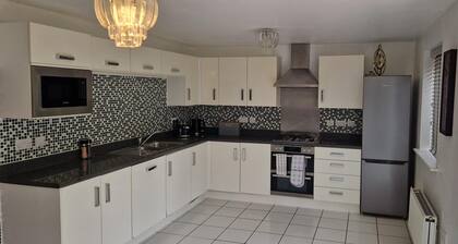 4-bed Charming Pet-friendly House w/ Garden
