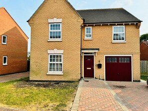 Exterior - House - Sleeps 8 - Parking - Garden (Peterborough)